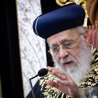 Le chef spirituel du parti Shas, le rabbin Yitzhak Yosef, lors d'un enseignement hebdomadaire, à la synagogue Yazdim, à Jérusalem, le 7 juin 2025. (Crédit : Chaïm Goldberg/FLASH90)