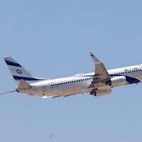 Un vol El Al décolle de l'aéroport international Ben Gurion, en périphérie de Tel Aviv, le 19 juin 2025. (Crédit : Yossi Aloni / Flash90)