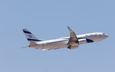 Un vol El Al décolle de l'aéroport international Ben Gurion, en périphérie de Tel Aviv, le 19 juin 2025. (Crédit : Yossi Aloni / Flash90)