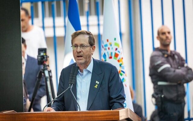 Le président Isaac Herzog lors des funérailles de l'otage Yonatan Samerano, à Tel Aviv, le 24 juin 2025. (Crédit : Chaïm Goldberg/Flash90)