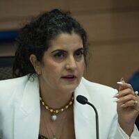 La conseillère juridique de la Knesset, Sagit Afik, s'exprimant lors d'une réunion de la commission de la Knesset, à Jérusalem, le 24 juin 2025. (Crédit : Oren Ben Hakoon/Flash90)
