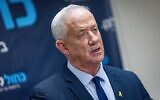 Le député Benny Gantz dirige une réunion de faction à la Knesset, le 14 juillet 2025. (Crédit : Yonatan Sindel/Flash90)