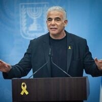 Le chef de l'opposition Yaïr Lapid s'exprimant lors d'une réunion de la faction Yesh Atid, à la Knesset, le 14 juillet 2025. (Crédit : Yonatan Sindel/Flash90)