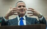 Le président de la Commission des Affaires étrangères et de la Défense, Yuli Edelstein, fait une déclaration aux médias sur le projet de loi relatif au service militaire à la Knesset, à Jérusalem, le 15 juillet 2025. (Crédit : Yonatan Sindel/Flash90)