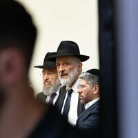 Le chef du parti Shas, Aryeh Deri, assistant à une réunion du Conseil des Sages de la Torah, à Jérusalem, le 16 juillet 2025. (Crédit : Flash90)