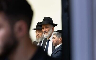 Le chef du parti Shas, Aryeh Deri, assistant à une réunion du Conseil des Sages de la Torah, à Jérusalem, le 16 juillet 2025. (Crédit : Flash90)
