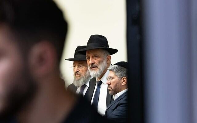 Le chef du parti Shas, Aryeh Deri, assistant à une réunion du Conseil des Sages de la Torah, à Jérusalem, le 16 juillet 2025. (Crédit : Flash90)