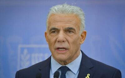 Le chef de l'opposition, Yair Lapid, prend la parole lors d'une conférence de presse à Tel Aviv, le 28 juillet 2025. (Crédit : Avshalom Sassoni/Flash90)