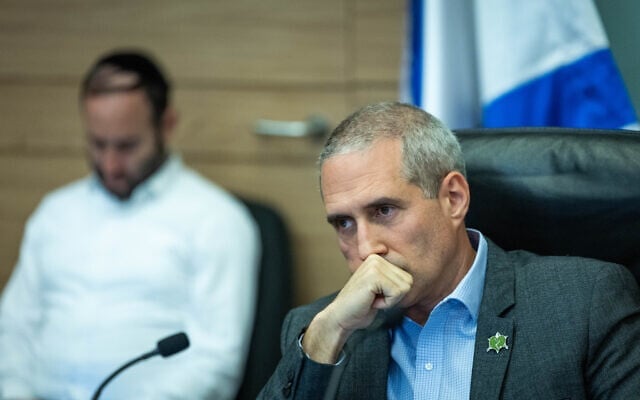 Le député Hanoch Milwidsky préside une réunion de la commission des finances de la Knesset, le 29 juillet 2025. (Yonatan Sindel/Flash90)