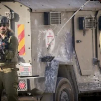 Un véhicule de l'armée israélienne lors d'une opération militaire dans le camp de réfugiés d'Askar, à l'est de Naplouse, en Cisjordanie, le 30 juillet 2025. (Nasser Ishtayeh/Flash90)