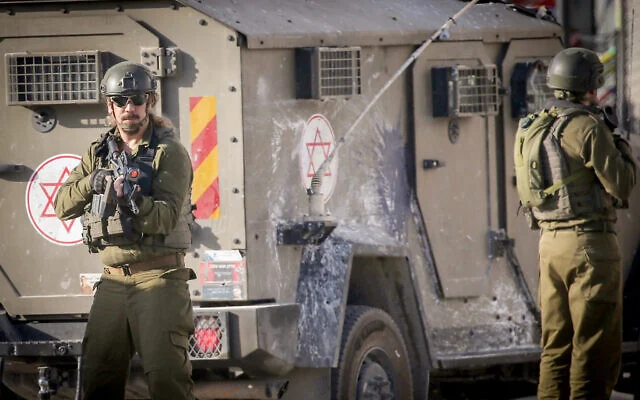 Un véhicule de l'armée israélienne lors d'une opération militaire dans le camp de réfugiés d'Askar, à l'est de Naplouse, en Cisjordanie, le 30 juillet 2025. (Nasser Ishtayeh/Flash90) Un véhicule de l'armée israélienne lors d'une opération militaire dans le camp de réfugiés d'Askar, à l'est de Naplouse, en Cisjordanie, le 30 juillet 2025. (Nasser Ishtayeh/Flash90)