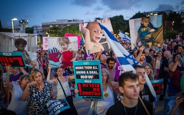 Des manifestants participent à un rassemblement contre la guerre à Gaza à Tel Aviv le 31 juillet 2025. (Crédit : Erik Marmor/Flash90)