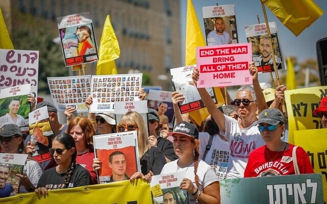 Les mères des otages israéliens et leurs partisans participent à une manifestation pour réclamer leur libération, devant le bureau du Premier ministre à Jérusalem, le 31 juillet 2025. (Crédit : Yonatan Sindel/Flash90)