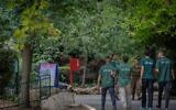 Des travailleurs et des forces de secours sur les lieux où Uriel Nuri, 26 ans, a été tué par un léopard le 1er août 2025. (Crédit : Chaim Goldberg/Flash90)