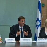 Le député Boaz Bismuth présidant une réunion de la commission des Affaires étrangères et de la Défense, à la Knesset, le 4 août 2025. (Crédit : Yonatan Sindel/Flash90)
