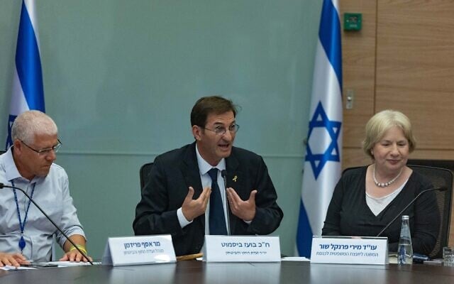 Le député Boaz Bismuth présidant une réunion de la commission des Affaires étrangères et de la Défense, à la Knesset, le 4 août 2025. (Crédit : Yonatan Sindel/Flash90)