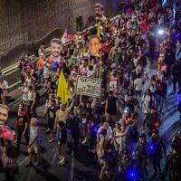 Des militants bloquant l'autoroute Ayalon à Tel Aviv, lors d'une manifestation pour réclamer la libération des otages détenus dans la bande de Gaza et contre le gouvernement, le 5 août 2025. (Crédit : Avshalom Sassoni/Flash90)