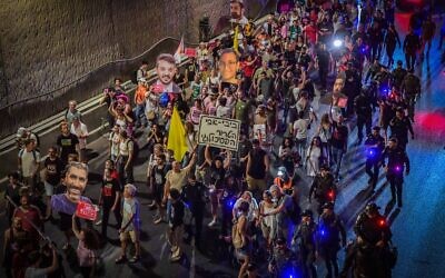 Des militants bloquant l'autoroute Ayalon à Tel Aviv, lors d'une manifestation pour réclamer la libération des otages détenus dans la bande de Gaza et contre le gouvernement, le 5 août 2025. (Crédit : Avshalom Sassoni/Flash90)