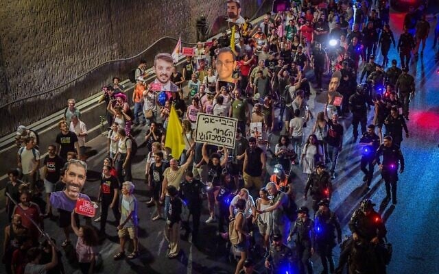 Des militants bloquant l'autoroute Ayalon à Tel Aviv, lors d'une manifestation pour réclamer la libération des otages détenus dans la bande de Gaza et contre le gouvernement, le 5 août 2025. (Crédit : Avshalom Sassoni/Flash90)