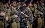 Des soldats ultra-orthodoxes de la Brigade Hasmonéenne participant à une cérémonie, après sept mois de formation, à Jérusalem, le 6 août 2025. (Crédit : Chaïm Goldberg/Flash90)