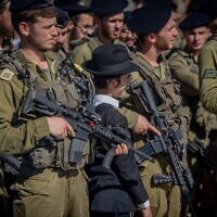 Des soldats ultra-orthodoxes de la Brigade Hasmonean participent à une cérémonie, après sept mois de formation, à Jérusalem, le 6 août 2025. (Crédit : Chaim Goldberg/Flash90)