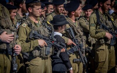 Des soldats ultra-orthodoxes de la Brigade Hasmonéenne participant à une cérémonie, après sept mois de formation, à Jérusalem, le 6 août 2025. (Crédit : Chaïm Goldberg/Flash90)