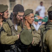 Des soldats ultra-orthodoxes de la nouvelle brigade Hasmonéenne de l'armée israélienne participant à la marche marquant la fin de leur sept mois d'entraînement de base et avancé, au mur Occidental, dans la Vieille Ville de Jérusalem, le 6 août 2025. (Crédit : Chaïm Goldberg/Flash90)