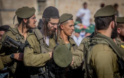 Des soldats ultra-orthodoxes de la nouvelle brigade Hasmonéenne de l'armée israélienne participant à la marche marquant la fin de leur sept mois d'entraînement de base et avancé, au mur Occidental, dans la Vieille Ville de Jérusalem, le 6 août 2025. (Crédit : Chaïm Goldberg/Flash90)