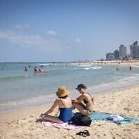 Une plage, à Tel Aviv, par une chaude journée d'été, le 6 août 2025. (Crédit : Miriam Alster/FLASH90)