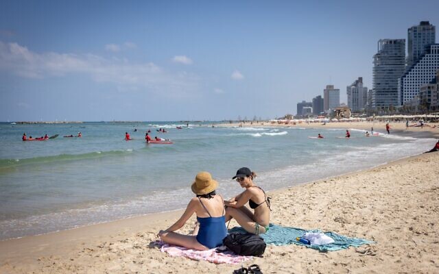 Une plage, à Tel Aviv, par une chaude journée d'été, le 6 août 2025. (Crédit : Miriam Alster/FLASH90)