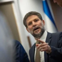 Le ministre des Finances, Bezalel Smotrich, lors d'une conférence de presse au ministère des Finances, à Jérusalem, le 6 août 2025. (Crédit : Yonatan Sindel/Flash90)