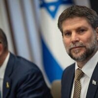 Le ministre des Finances, Bezalel Smotrich, lors d'une conférence de presse au ministère des Finances à Jérusalem, le 6 août 2025. (Crédit : Yonatan Sindel/Flash90)