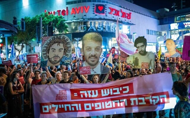 Des manifestants brandissent une banderole sur laquelle on peut lire : "L'occupation de Gaza met en danger les otages et les soldats" lors d'une manifestation à Tel Aviv, le 7 août 2025. (Crédit : Erik Marmor/Flash90)