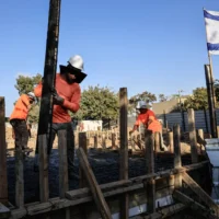 Près de deux ans après le pogrom du 7 octobre, une cérémonie marque la reconstruction du kibboutz Nir Oz, le 7 août 2025. (Crédit : Tsafrir Abayov/FLASH90)
