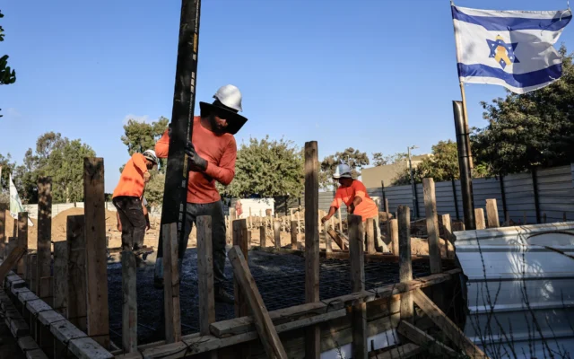 Près de deux ans après le pogrom du 7 octobre, une cérémonie marque la reconstruction du kibboutz Nir Oz, le 7 août 2025. (Crédit : Tsafrir Abayov/FLASH90) Près de deux ans après le pogrom du 7 octobre, une cérémonie marque la reconstruction du kibboutz Nir Oz, le 7 août 2025. (Crédit : Tsafrir Abayov/FLASH90)