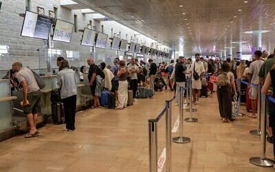 Des passagers à l'aéroport international Ben Gurion de Tel Aviv, le 8 août 2025. (Crédit : Rachel Alroey/Flash90)