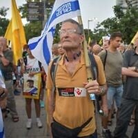 Ex-pilotes de l'armée de l'air, réservistes et autres manifestent contre la poursuite de la guerre à Gaza et en faveur de la libération des otages de Gaza, près de la base militaire de Kirya, à Tel Aviv, le 12 août 2025. (Crédit : Avshalom Sassoni/Flash90)