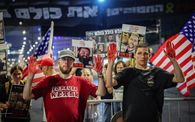 Des manifestants protestant pour la libération des otages retenus dans la bande de Gaza, devant les quartiers généraux de l'armée de la Kirya, à Tel Aviv, le 12 août 2025. (Crédit : Flash90) Des manifestants protestant pour la libération des otages retenus dans la bande de Gaza, devant les quartiers généraux de l'armée de la Kirya, à Tel Aviv, le 12 août 2025. (Crédit : Flash90)