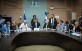 Le député Boaz Bismuth, président de la Commission des affaires étrangères et de la défense, préside une réunion à la Knesset, à Jérusalem, le 12 août 2025. (Crédit : Yonatan Sindel/Flash90)