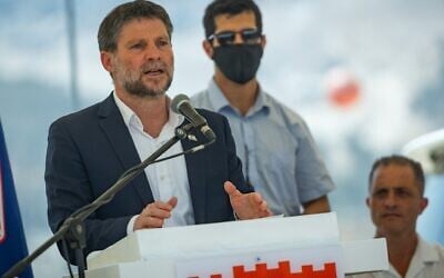 Le ministre des Finances, Bezalel Smotrich, lors d'une conférence de presse annonçant son intention d’approuver la construction de plus de 3 000 logements dans le projet d’implantation E1 entre Jérusalem et Maale Adumim, le 14 août 2025. (Crédit : Yonatan Sindel/Flash90)
