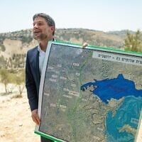 Le ministre des Finances Bezalel Smotrich annonçant à la presse son intention d'approuver la construction de plus de 3 000 logements dans le cadre du projet d'implantation E1 entre Jérusalem et Maale Adumim, le 14 août 2025. (Crédit : Yonatan Sindel/Flash90)