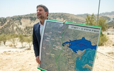 Le ministre des Finances Bezalel Smotrich annonçant à la presse son intention d'approuver la construction de plus de 3 000 logements dans le cadre du projet d'implantation E1 entre Jérusalem et Maale Adumim, le 14 août 2025. (Crédit : Yonatan Sindel/Flash90)