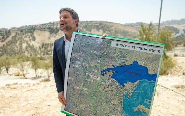 Le ministre des Finances Bezalel Smotrich à un point de presse pour annoncer son intention d'approuver la construction de plus de 3 000 logements dans le cadre du projet d'implantation E1 entre Jérusalem et Maale Adumim, le 14 août 2025. (Crédit : Yonatan Sindel/Flash90)