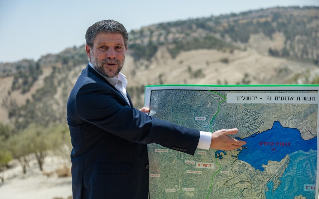 Le ministre des Finances, Bezalel Smotrich, lors d'une conférence de presse annonçant son intention de valider la construction de plus de 3 000 logements dans le projet d'implantation E1, entre Jérusalem et Maale Adumim, le 14 août 2025. (Crédit : Yonatan Sindel/Flash90) Le ministre des Finances, Bezalel Smotrich, lors d'une conférence de presse annonçant son intention de valider la construction de plus de 3 000 logements dans le projet d'implantation E1, entre Jérusalem et Maale Adumim, le 14 août 2025. (Crédit : Yonatan Sindel/Flash90)