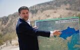 Le ministre des Finances, Bezalel Smotrich, lors d'une conférence de presse annonçant son intention d'autoriser la construction de plus de 3 000 logements dans le cadre du projet d'implantation E1, entre Jérusalem et Maale Adumim, le 14 août 2025. (Crédit : Yonatan Sindel/FLASH90)