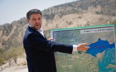 Le ministre des Finances, Bezalel Smotrich, lors d'une conférence de presse annonçant son intention d'autoriser la construction de plus de 3 000 logements dans le cadre du projet d'implantation E1, entre Jérusalem et Maale Adumim, le 14 août 2025. (Crédit : Yonatan Sindel/FLASH90)