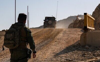 Des soldats israéliens sur le versant syrien du mont Hermon, le 12 août 2025. (Ayal Margolin/Flash90)
