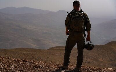 Un soldat israélien sur le versant syrien du mont Hermon, le 12 août 2025. (Crédit : Ayal Margolin/Flash90)