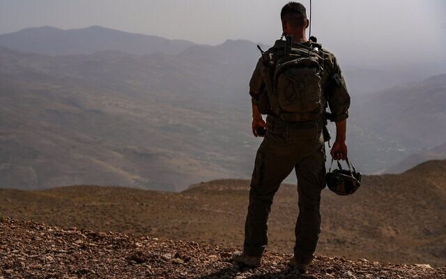 Un soldat israélien sur le versant syrien du mont Hermon, le 12 août 2025. (Crédit : Ayal Margolin/Flash90)