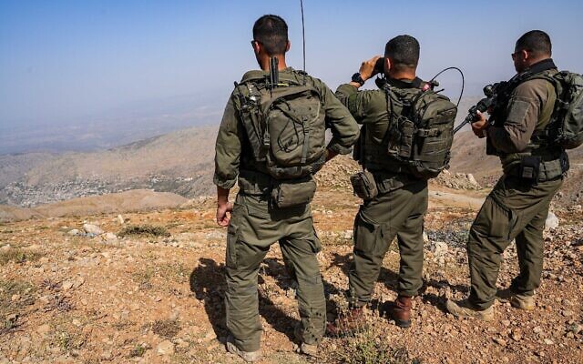 Des soldats israéliens opérant du côté syrien du mont Hermon, le 12 août 2025. (Crédit : Ayal Margolin/Flash90) Des soldats israéliens opérant du côté syrien du mont Hermon, le 12 août 2025. (Crédit : Ayal Margolin/Flash90)